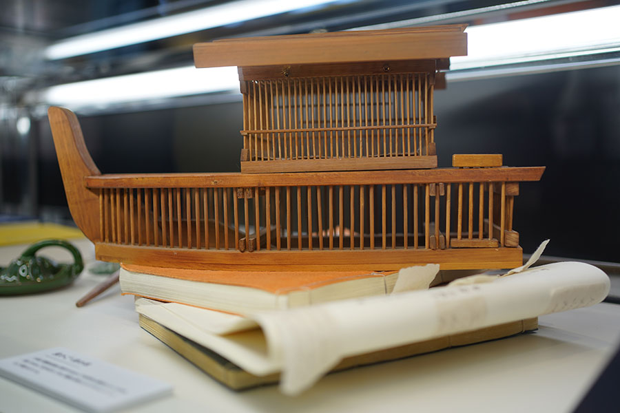 「『ばけばけ』セット公開」の様子。英語教師・錦織(吉沢亮)が切ない表情で手に持っていた「虫かご」の実物(2月19日撮影/Lmaga.jp)