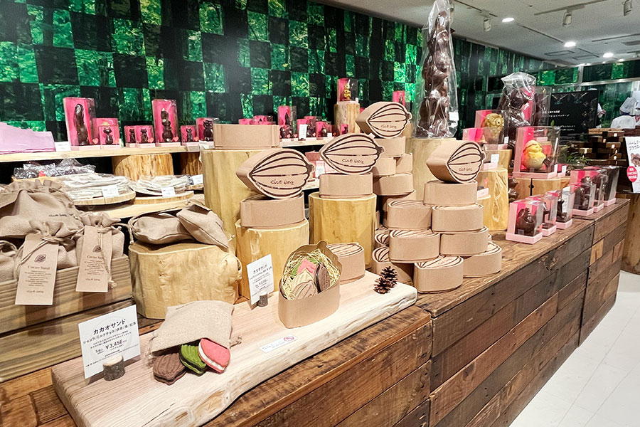 エリア内の装飾に使用している切り株や丸太も「クラブハリエ」のスタッフたちが切ったものを使用