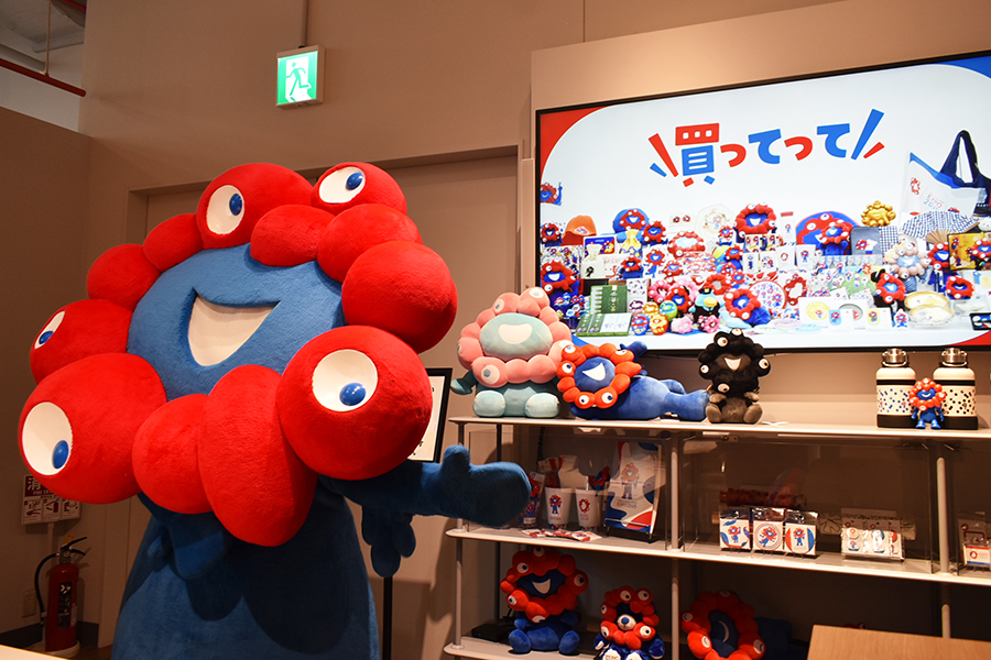 万博好きにお馴染みな「買って」の動画も流れている。内覧会ではミャクミャクが登場した