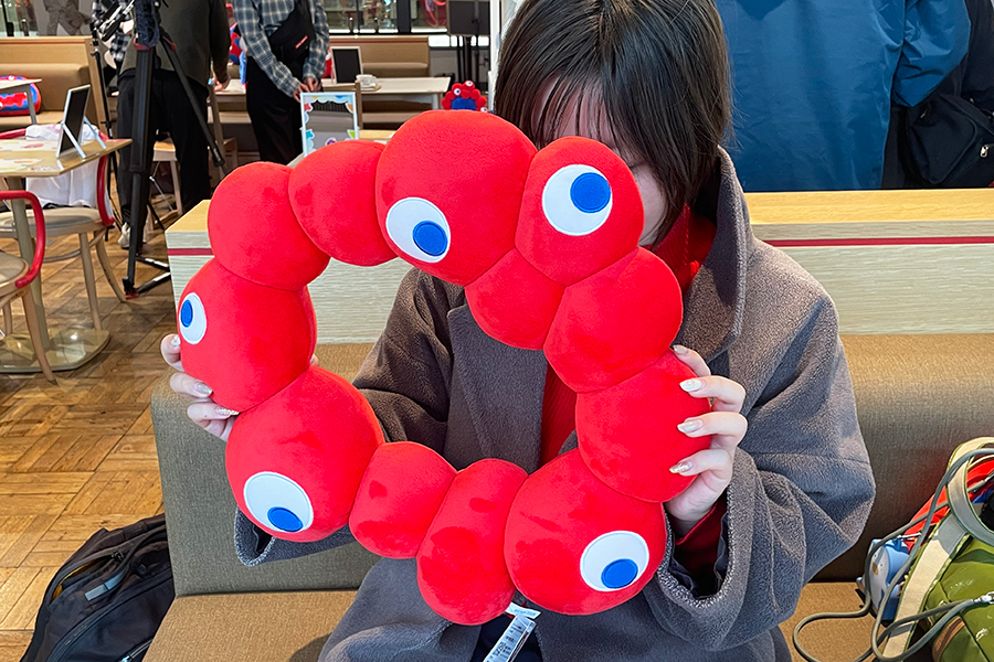 会場にはミャクミャクパネルやぬいぐるみ、クッションもずらり