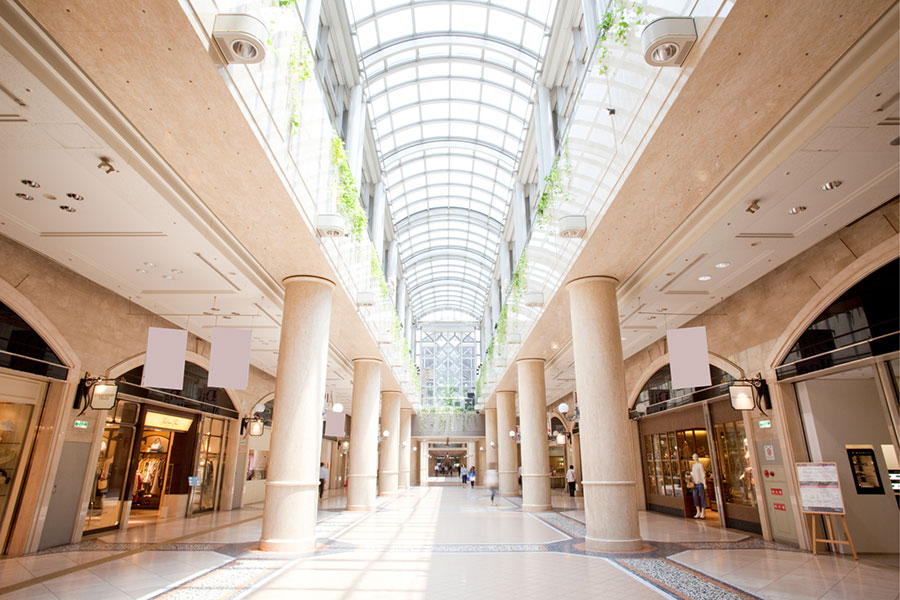 大阪・梅田の地下街「ディアモール大阪」(大阪市北区)の「ファッショナブルストリート」。地上からの光が注ぐドーム型の「ガレリア」が特徴的