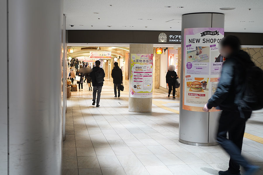 大阪メトロ「東梅田駅」から3番出口を出た先にある「ディアモール大阪」入口