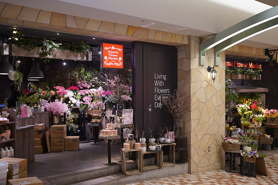 地下街「ディアモール大阪」北東側の入口にある「青山フラワーマーケット」
