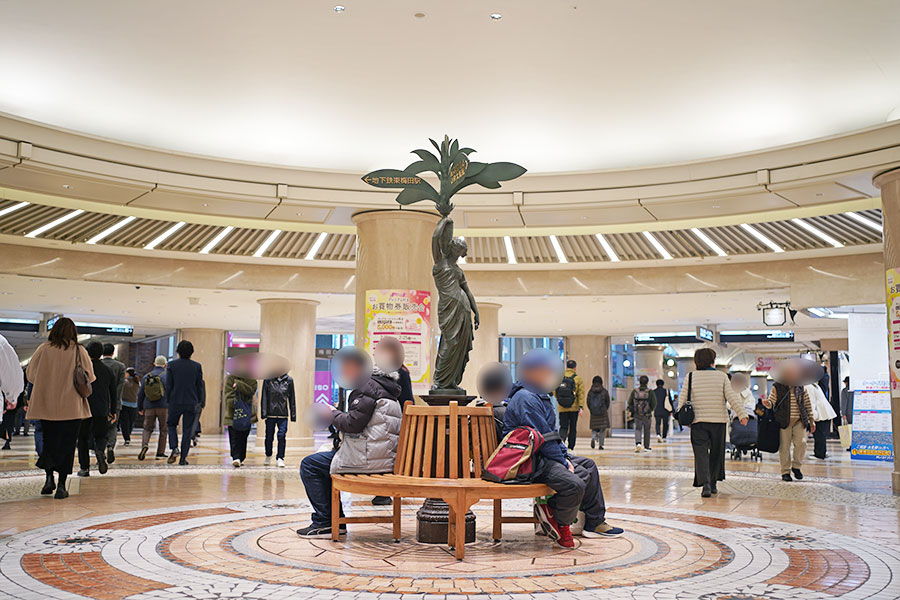 地下街「ディアモール大阪」の「円形広場」。各駅への案内板を支える女神の銅像が中央に佇む