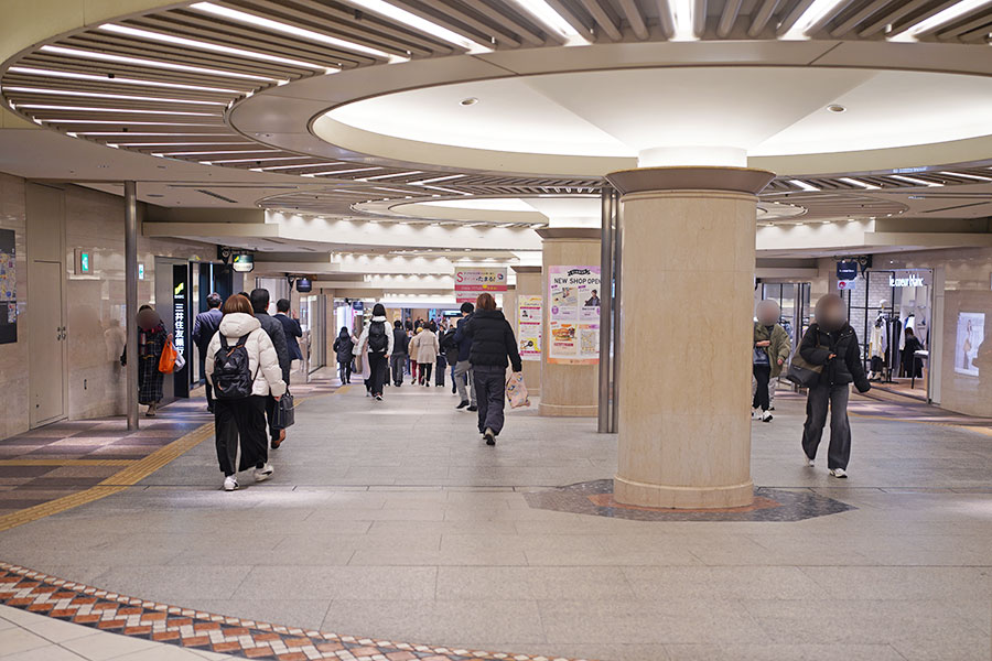 阪神「大阪梅田駅」百貨店口からすぐの「ディアモール大阪」入口
