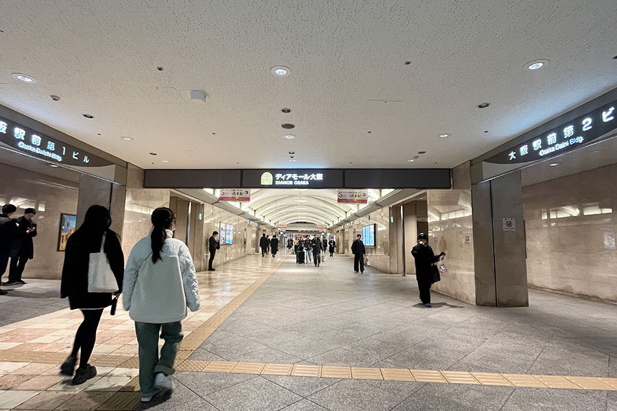 JR東西線「北新地駅」西改札口からすぐ、もう「ディアモール大阪」に到着。右手に「大阪駅前第2ビル」、左手に「大阪駅前第1ビル」の通路をまっすぐ