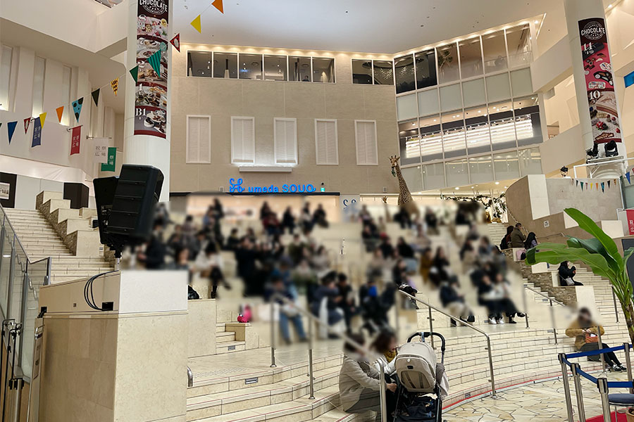 9階の「祝祭広場」ではソフトクリームを片手にひと休みする来場者が多く見られる