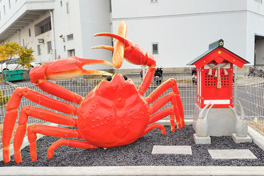 本社敷地に建立された「ほぼカニ神社」