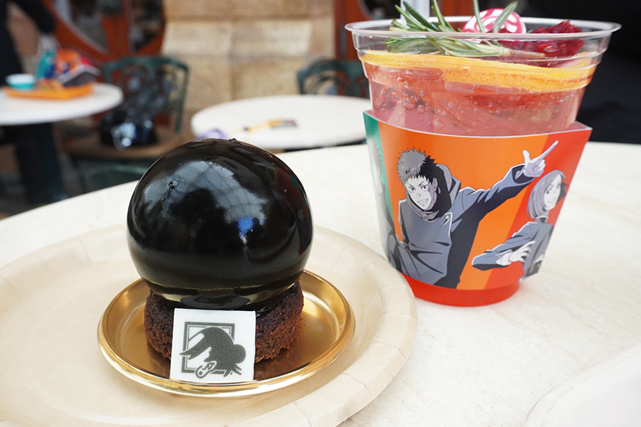 左から「呪霊玉」をモチーフにした「夏油傑のムース 〜チョコレート&オレンジ〜」(1000円)、「呪術高専のグレープフルーツ・レモネード(ホット/アイス)」(800円)