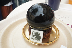 連日完売も…USJ×呪術廻戦、丸呑みする?「呪霊玉ケーキ」が人気沸騰中