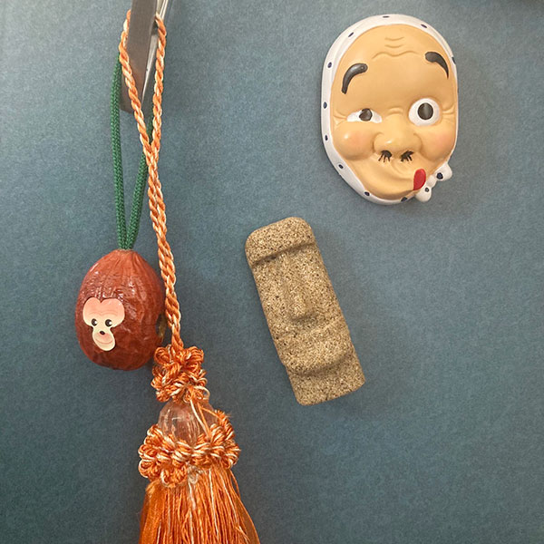 ヨウコさんのお気に入り宮崎土産。南男猿や、ひょっとこ&モアイのマグネットは、玄関のドアに貼って、出かける度に旅を思い出すそう(写真/ヨウコさん)