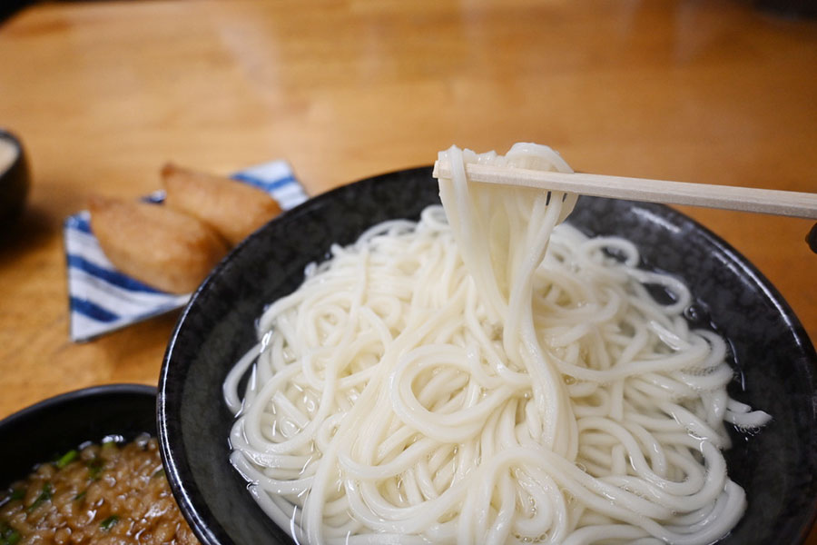 「釜揚げうどん 戸隠 本店」で釜揚げうどん(700円~)を。鰹節と昆布ダシ、そして柚子がアクセントとなったツユにつけていただく。本州ではなかなか出会わない味わいの、宮崎スタイル!
