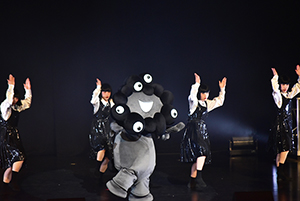 初お披露目…「黒ミャクミャク」にファン絶叫、感謝祭が大阪・梅田で