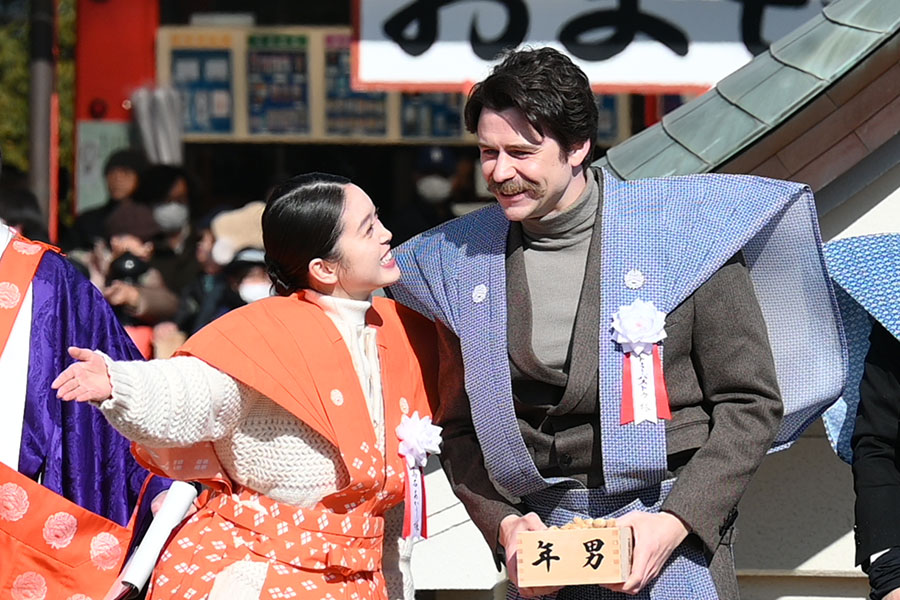 『節分祭』でトミー・バストウに何かを教える髙石あかり(2月3日・成田山不動尊)