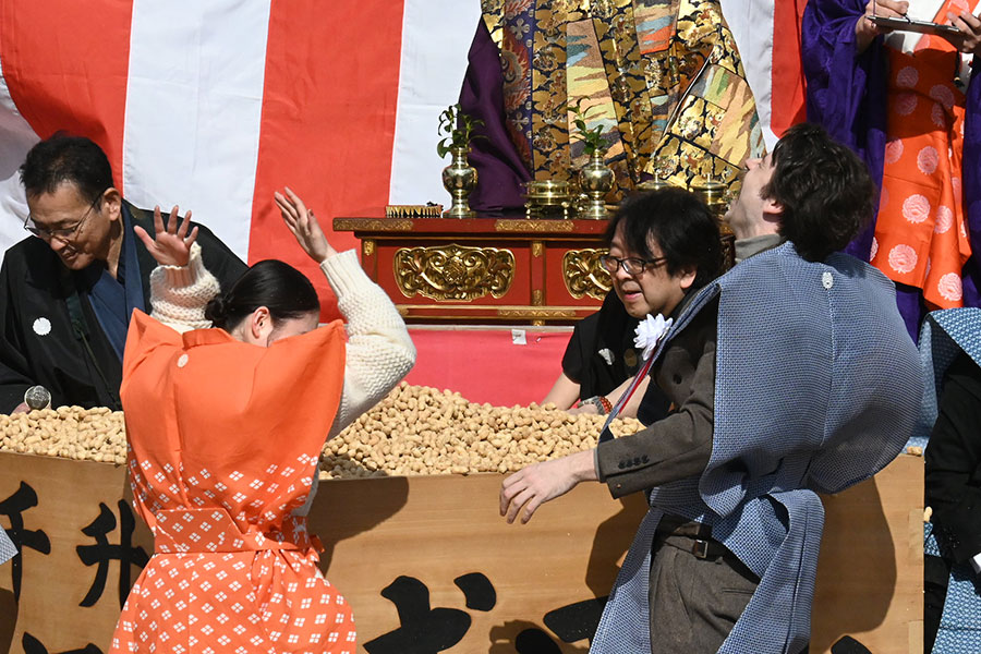 『節分祭』にて、髙石あかりに爆笑するトミー・バストウ(2月3日・成田山不動尊)