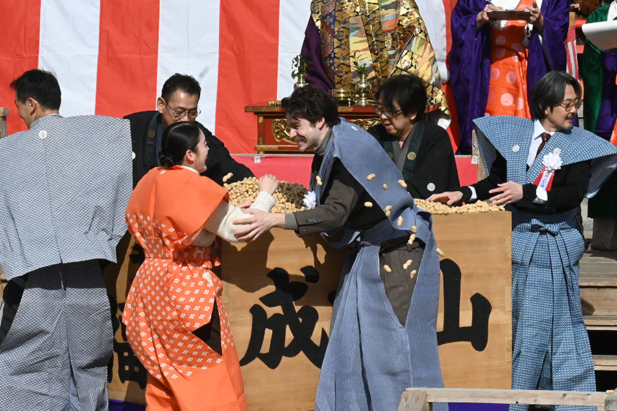 『節分祭』よろけた髙石あかりを支えるトミー・バストウ(2月3日・成田山不動尊)