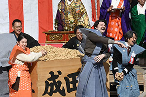 髙石あかり&トミー・バストウ&岡部たかし、ばけばけ出演者が大阪成田山で豆まき