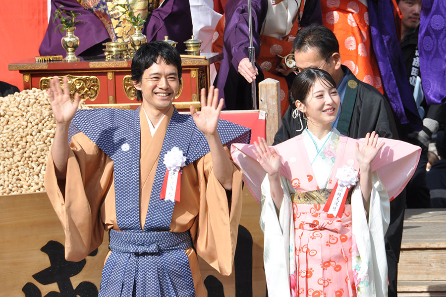 『節分祭』に登場した池松壮亮、浜辺美波(2月3日・成田山不動尊)