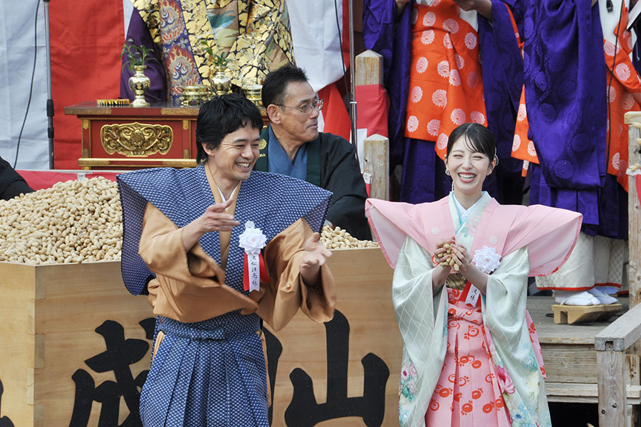 『節分祭』に登場した池松壮亮、浜辺美波(2月3日・成田山不動尊)