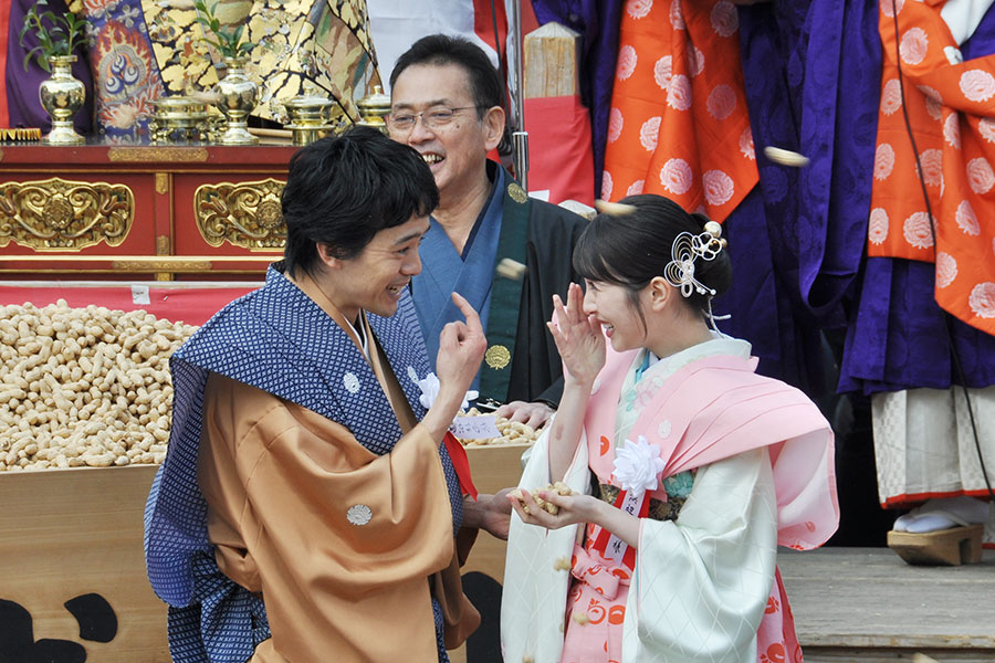 『節分祭』で浜辺美波に話しかける池松壮亮(2月3日・成田山不動尊)