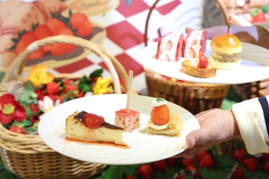 スイーツ&パンをいなだみほさんがチョイス!いちごスイーツをかわいく撮影するコツは、一皿にのせる品数を調整して、欲張らないこと。「少しずつお皿にのせて、お代わりしにいくのがいいかな」