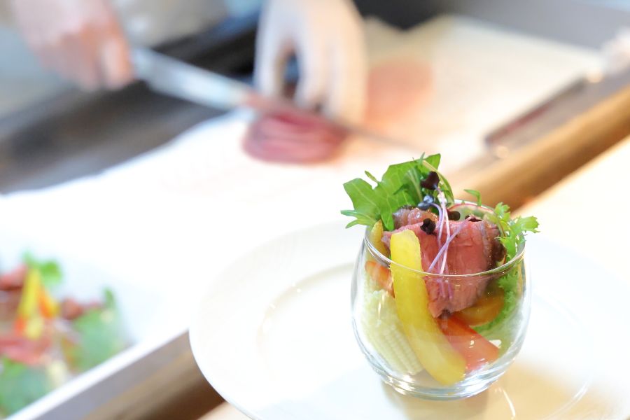 目の前でカット「ローストビーフのカップサラダ」