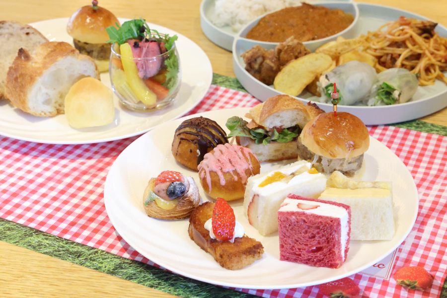 豊富なパンの中には、いちごサンド、ベリーのデニッシュ、ハニートーストなど、いちごを使ったメニューも