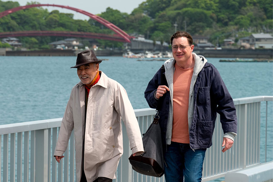 映画『レンタル・ファミリー』より。喜久雄(柄本明)、フィリップ(ブレンダン・フレイザー)©2026 Searchlight Pictures. All Rights Reserved.