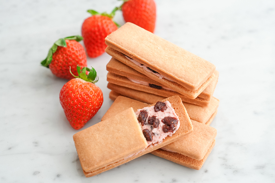 「シェ・シバタ」のサブレサンドストロベリー(1個227円、4個入1080円、8個入1944円)は季節限定