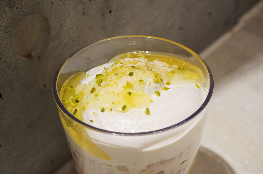 アールグレイのムース、ハニーレモンソース、クラッシュピスタチオとベルガモットシトラスパウダーがかけられている