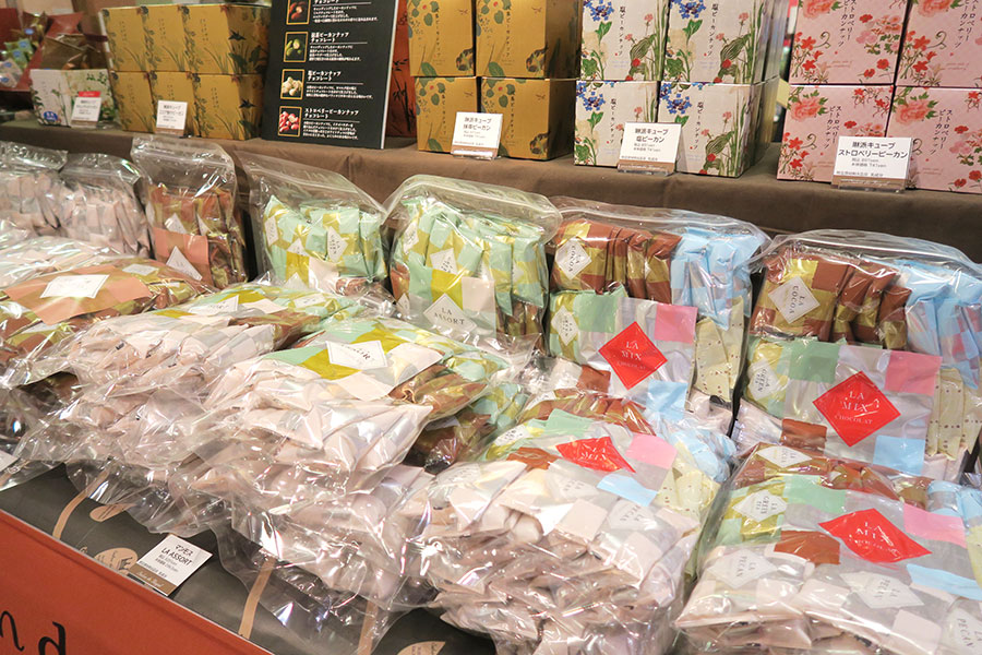 サロンドロワイヤルの大袋「マンモス」シリーズ(各3201円/500g(約29袋))