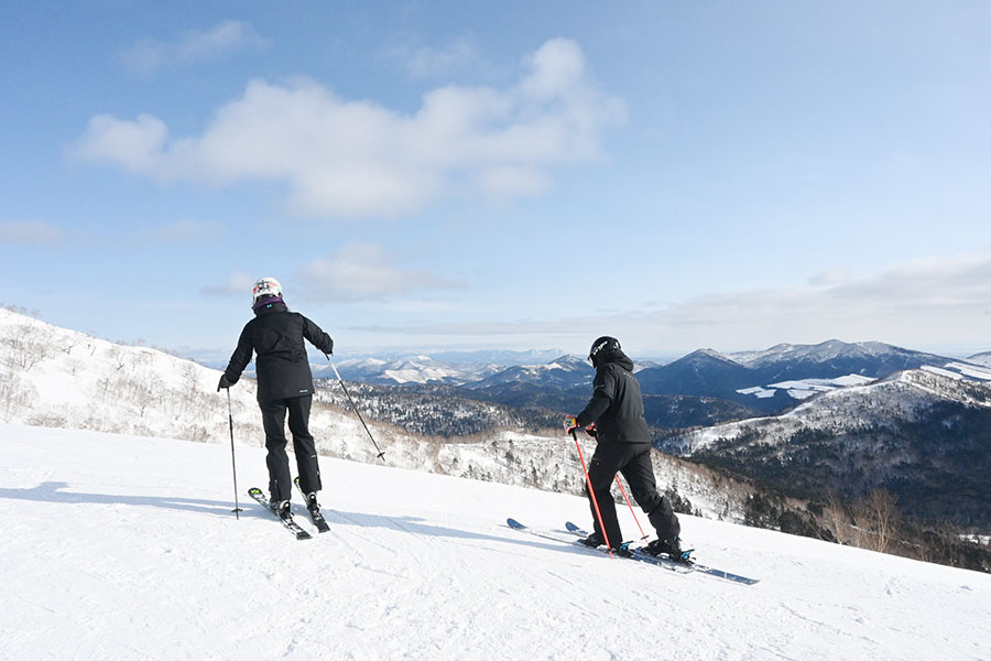 フォトスポットや雪遊びの場所として賑わう霧氷テラス