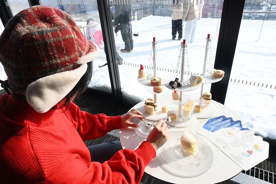 注目を浴びながら、アフタヌーンティーを食しました