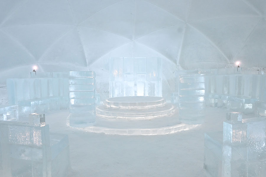 神聖な雰囲気が漂う「氷の教会」