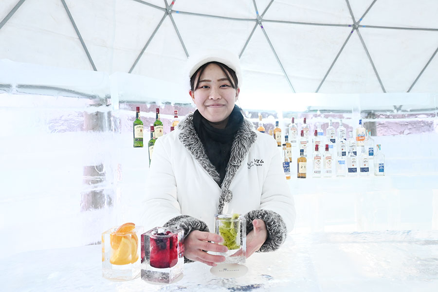 「氷のBar」にはもちろんバーテンダーも