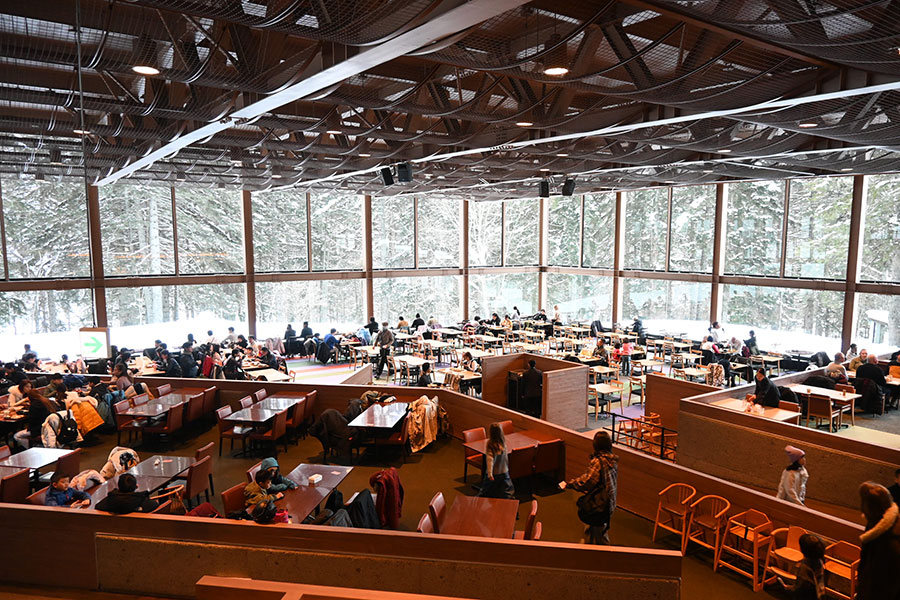 雪景色を一望できる窓際の席は大人気