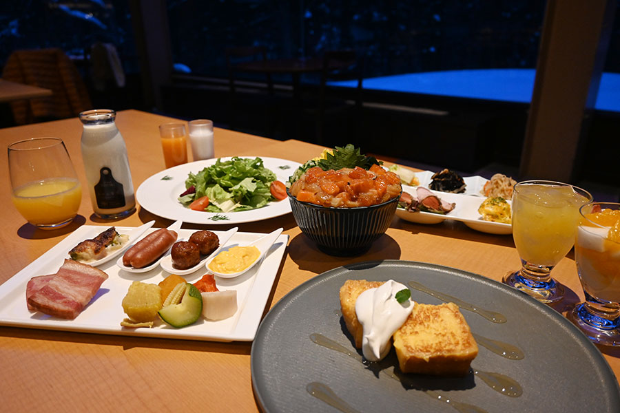 いくらやサーモンを好きなだけ盛り付ける「海宝丼」や、目の前で焼き上げるフレンチトーストなど