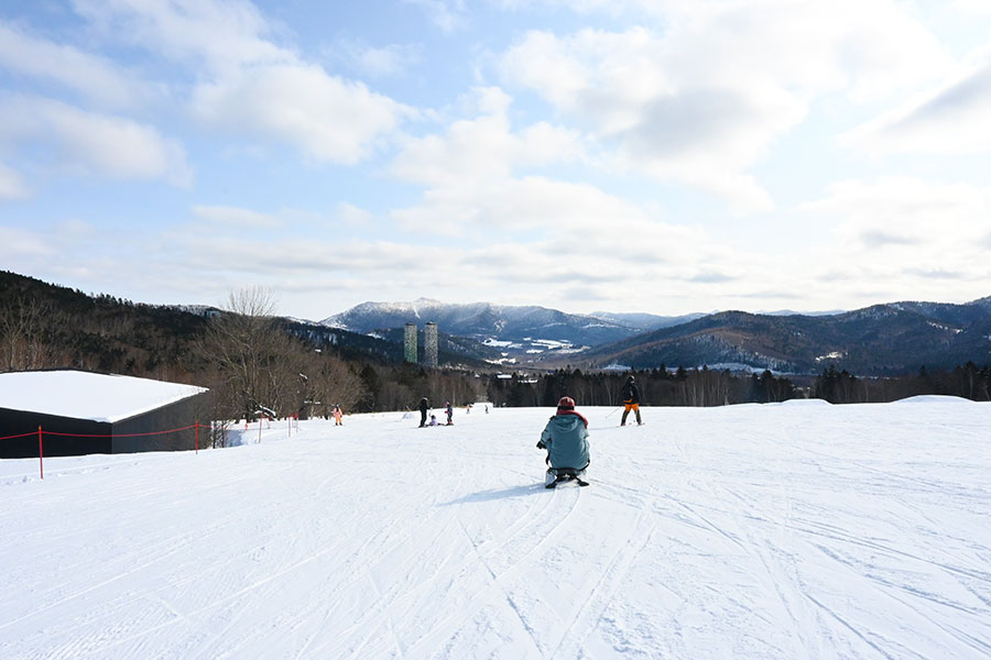 中盤には雄大な景色が広がる場所もあり、滑りながら絶景を拝める