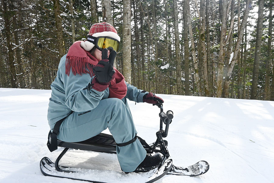 スノーカートはこんな感じ! 徐々に慣れてきて、ピースする余裕も…