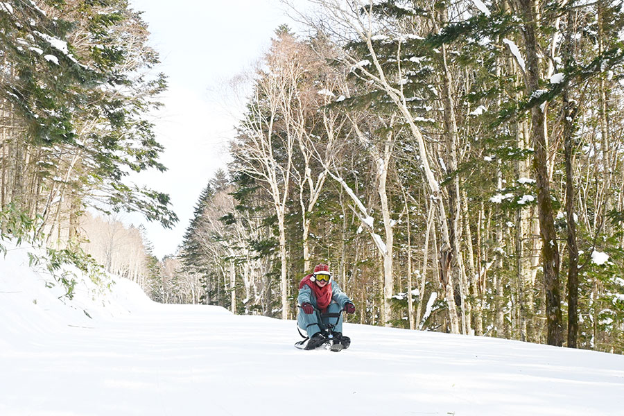 スキーヤーやスノーボーダーと同じルートを滑走。これもスノーカートの醍醐味