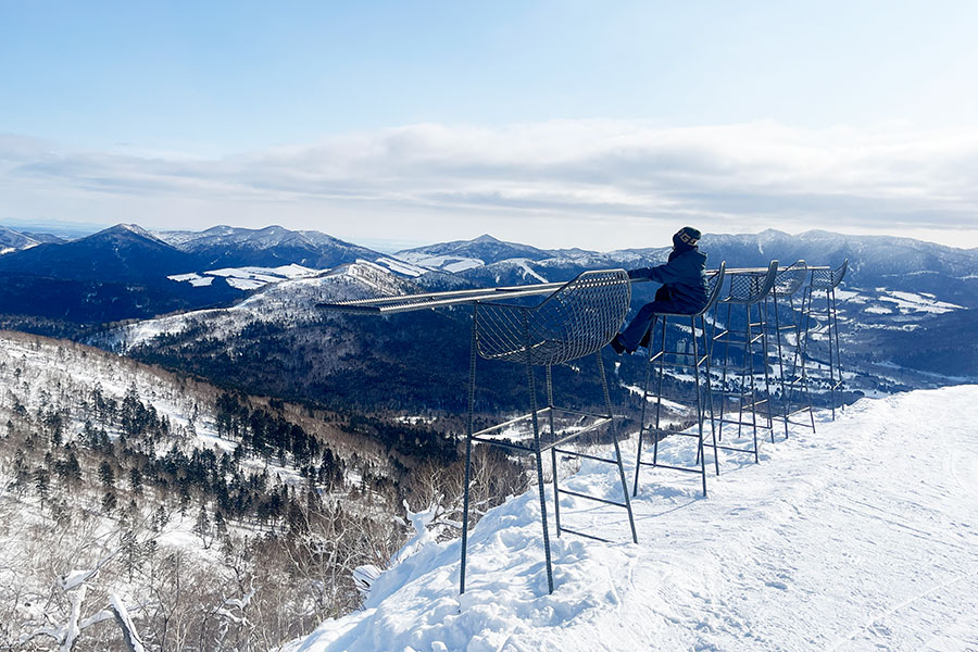 プールの監視台を彷彿させる「Cloud Bar」。着席するのも戦々恐々…