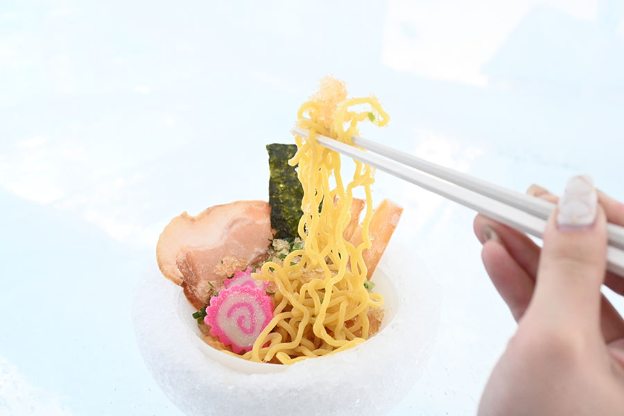 これが「氷のラーメン」。麺もスープも凍ってる…! 未知のビジュアルと味わいだ
