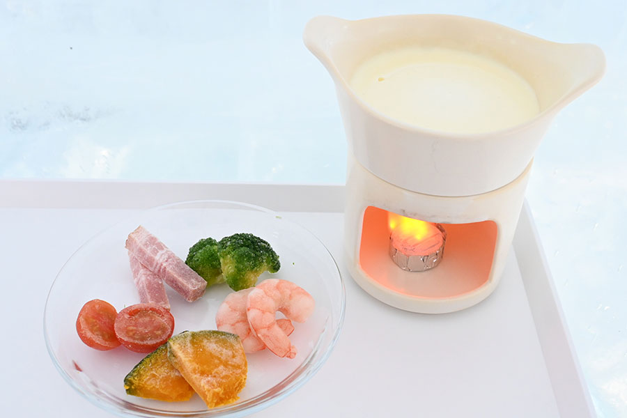 「氷のチーズフォンデュ」。こちらは熱々のチーズにカチコチの食材をくぐらせる