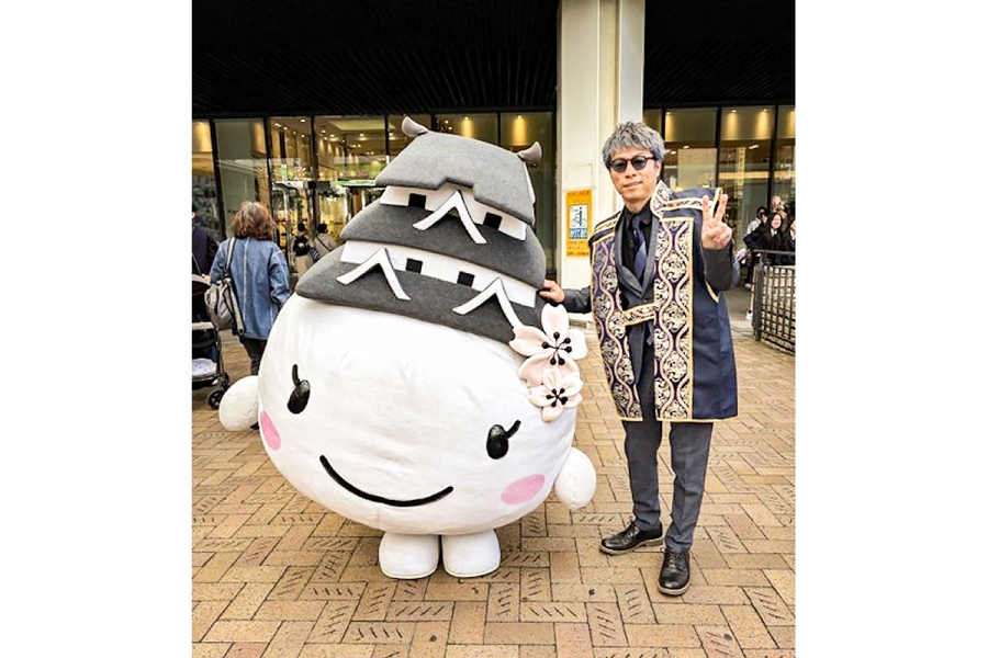 姫路市のイメージキャラクター「しろまるひめ」と仲良くツーショットで写真に納まる田村淳さん