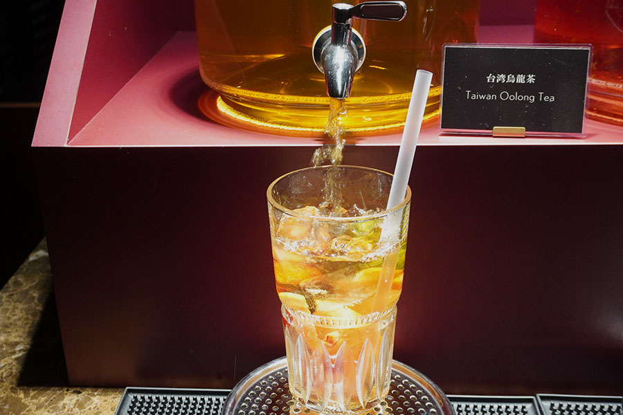 「ティークラフトシアター」では、フルーツやティー、シロップをカスタマイズして、自分だけのフルーツティーを作れる(2月27日撮影/野村真帆)