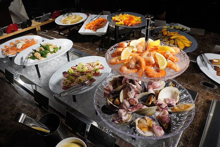 ビュッフェ台には、和洋中さまざまな料理が約30種類並ぶ(2月27日撮影/野村真帆)