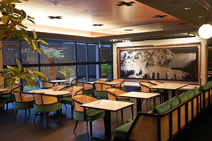 新設されたビストロ「ラジョウ テラス」は、シックな内装の店内で、コース料理やアラカルトが楽しめる(2月27日撮影/Lmaga.jp)