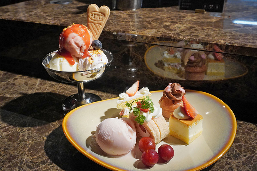 アイスクリームでパフェを作ったり、ケーキにアイスを添えたり、さまざまな楽しみ方ができる(2月27日撮影/野村真帆)