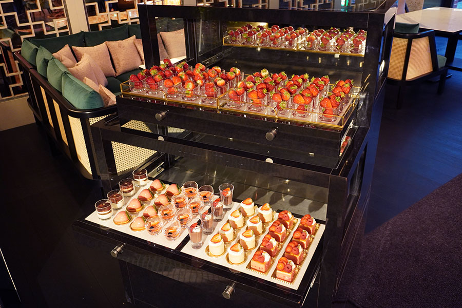 ビストロ「ラジョウ テラス」で、3月7日〜4月26日まで開催される、いちごビュッフェ「ザ ロイヤルラウンジ ストロベリー」(6800円)(2月27日撮影/野村真帆)