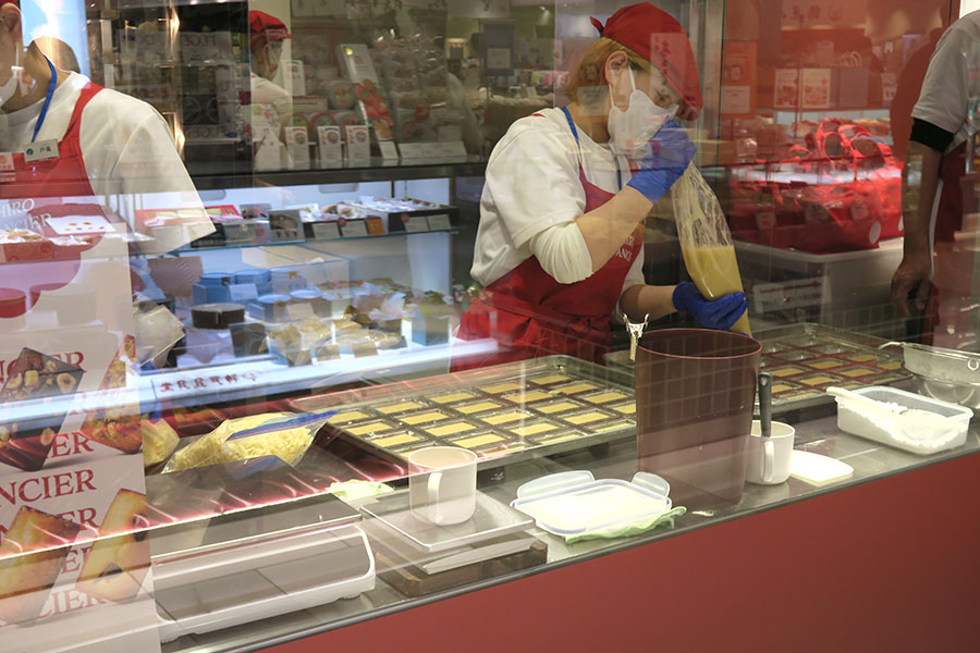 大丸梅田店に誕生したフィナンシェ専門店「CHIHIRO the FINANCIER(チヒロ ザ フィナンシェ)」。ガラス張りの店内厨房でライブ感を楽しめる(3月1日/Lmaga.jp撮影)